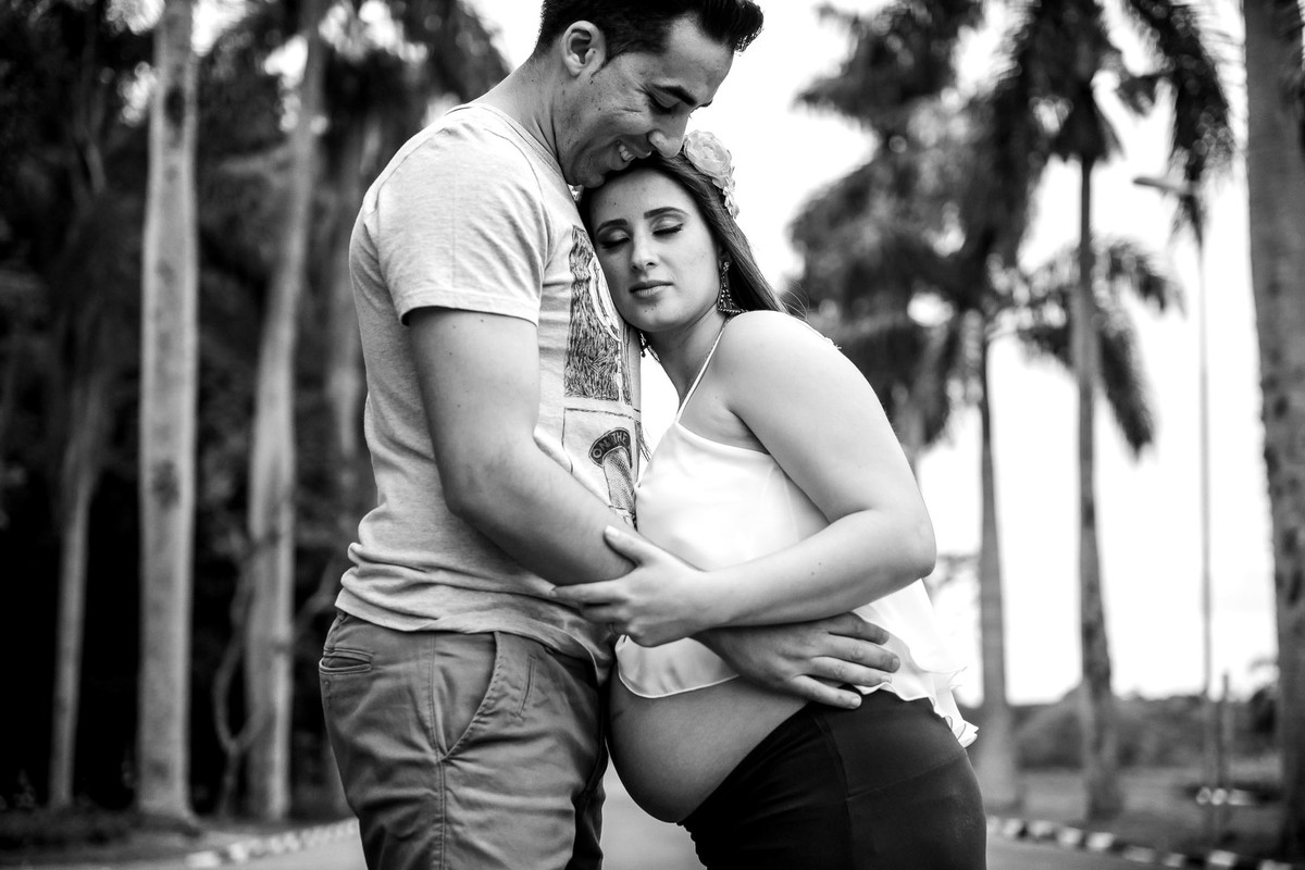 casal gestante abraçados no jardim botânico em são paulo